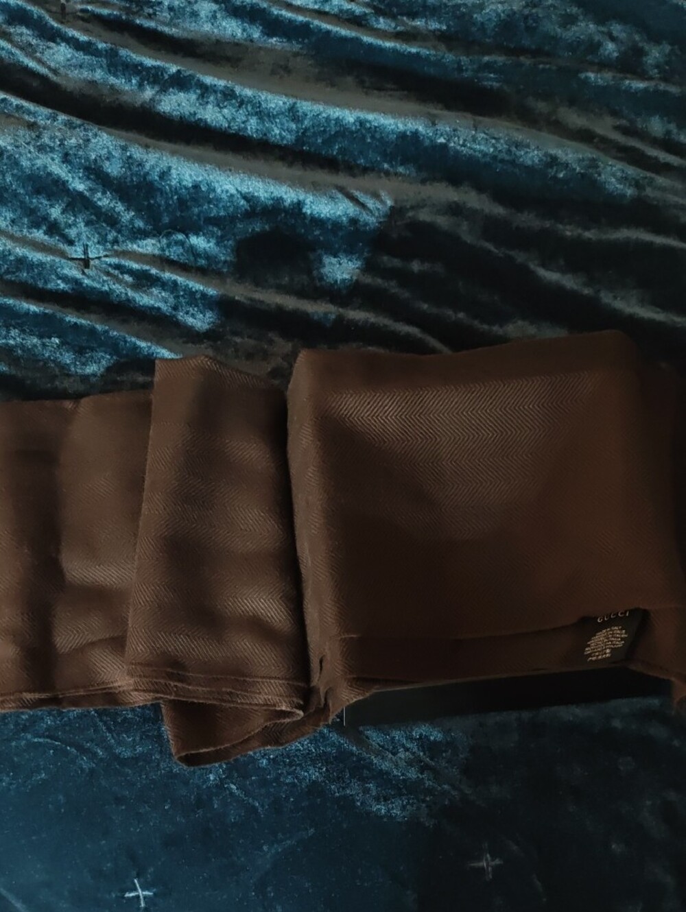 Gucci Brown Scarf with Black Logo Tag - Picture 3 of 8